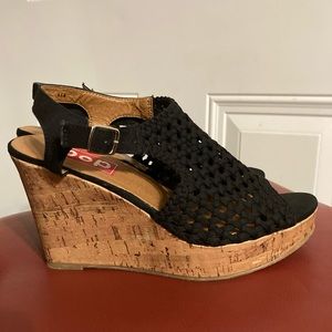 Pop black, size 8.5 M canvas wedged.